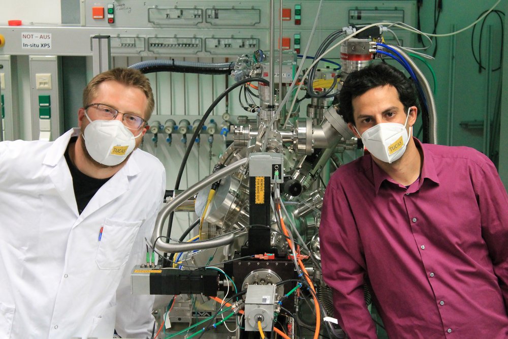 Zwei Forscher mit COVID-Maske im Labor