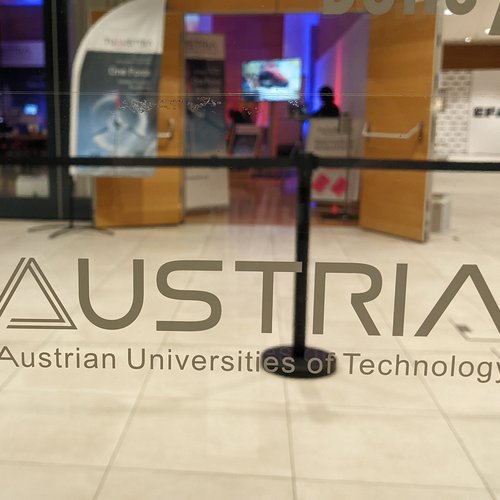TU Austria Logo auf Glaswand