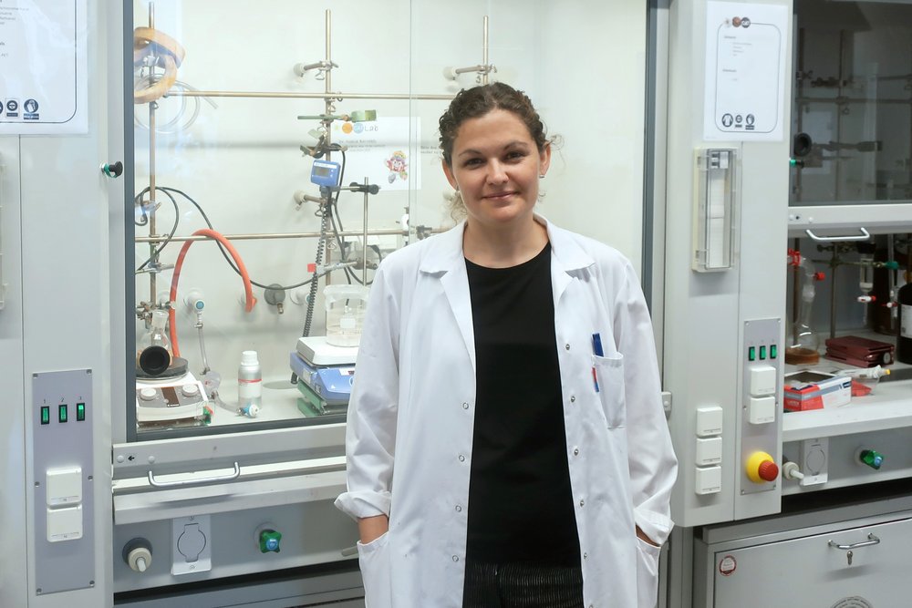 Das Foto zeigt die Chemikerin Noelia Barrabés in ihrem Labor an der TU Wien. 