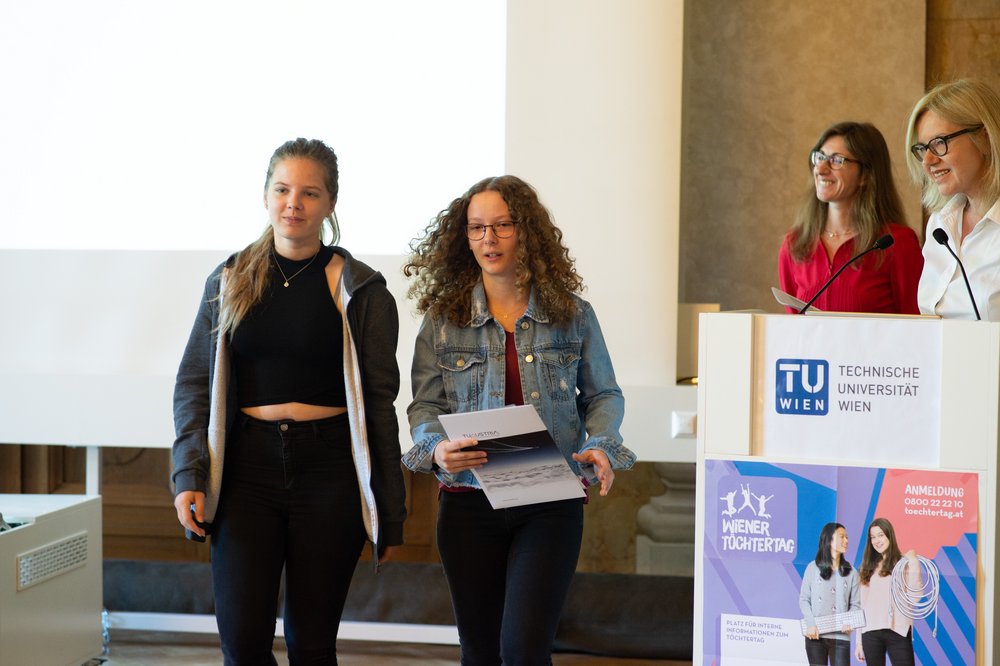 TU Austria Preis 2019 Preisverleihung - Gewinnerinnen mit Vizerektorin Steiger