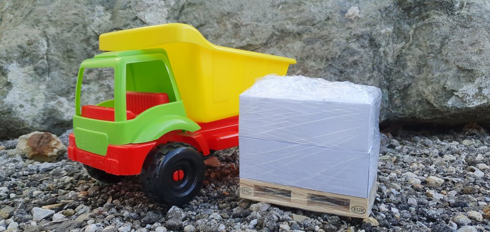 Symbolbild: Spielzeuglastwagen mit Miniaturpalette