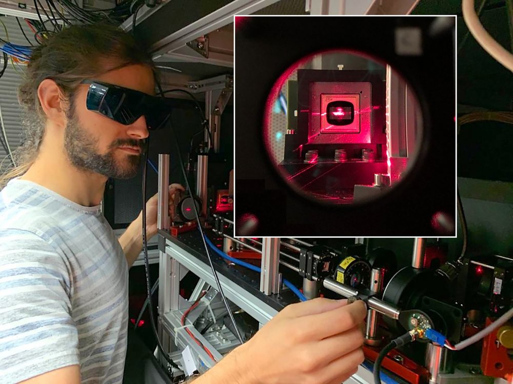  Forscher mit Schutzbrille arbeitet an optischem Gerät. Kleines Bild: Blick durch optische Elemente