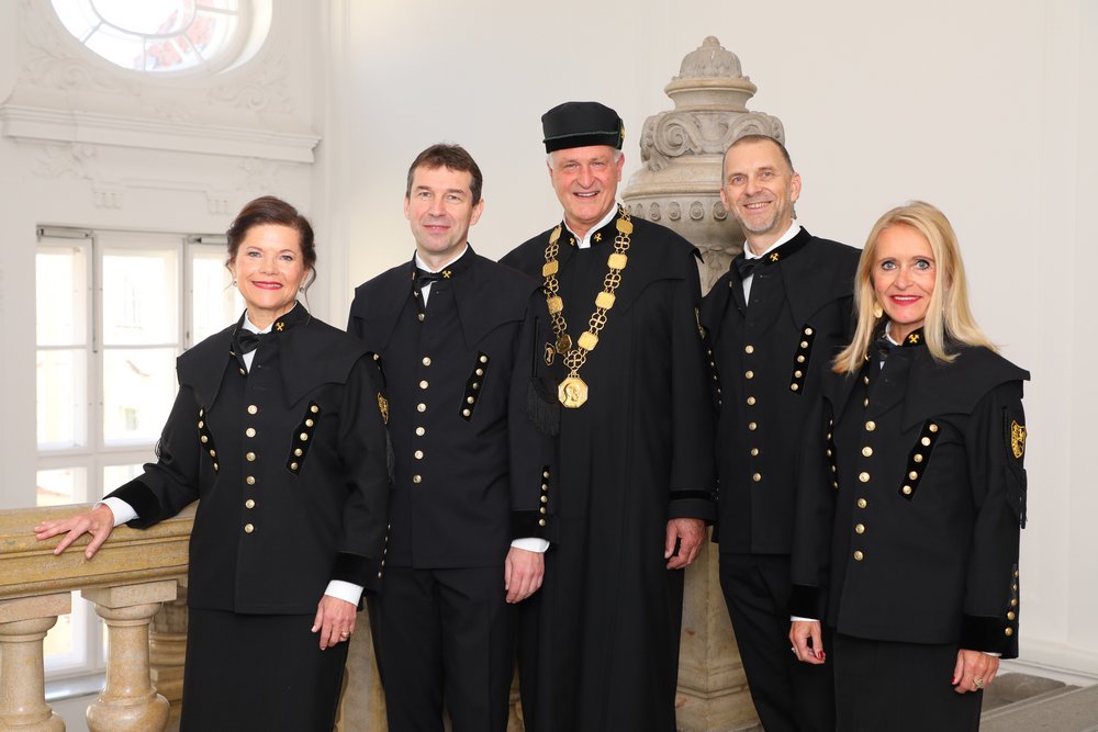 Gruppenfoto mit dem neuen Rektor und den Vizerektorinnen und Vizerektoren