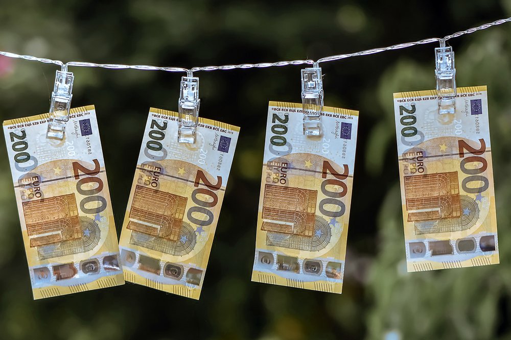 Vier 20-Euro-Scheine an einer Wäscheleine