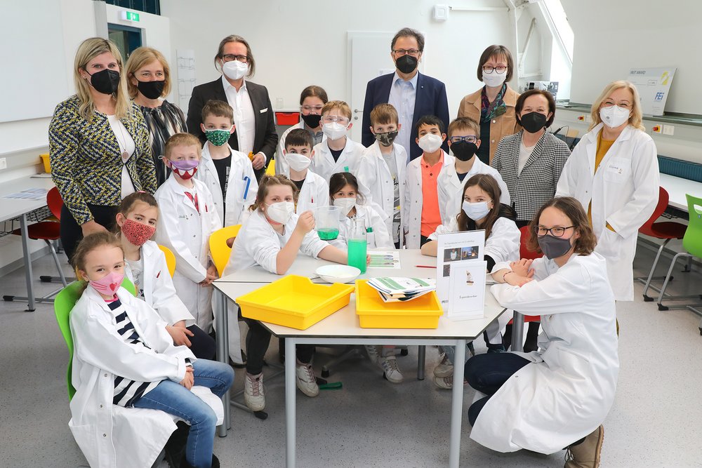 Federal Minister Martin Polaschek visits the new learning-teaching laboratory at Montanuniversität Leoben.