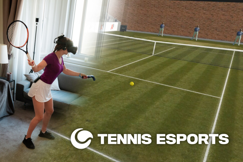 Frau mit VR-Headset und Tennisschläger trainiert im Wohnzimmer. Wohnzimmer und Tennisplatz gehen fließend ineinander über.