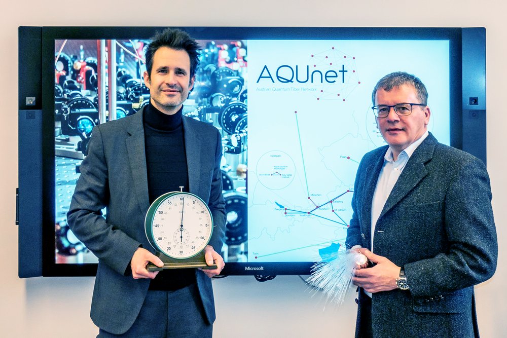 Thorsten Schumm (mit Uhr) und Bernd Logar (mit Glasfaserkabel)