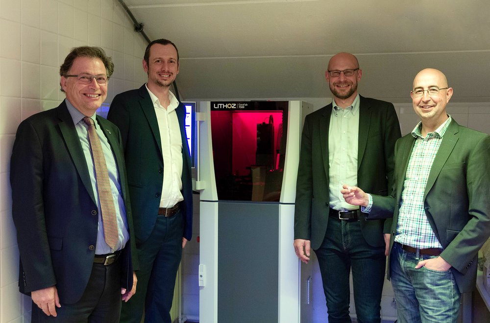 Group photo of the handover of the 3D printer in the Peter Tunner building with, from the left, Rector Wilfried Eichlseder, Assoz.Prof. Dr. Thomas Grießer, Lithoz-CEO Dr. Johannes Homa, Univ.-Prof. Dr. Raul Bermejo Moratinos.