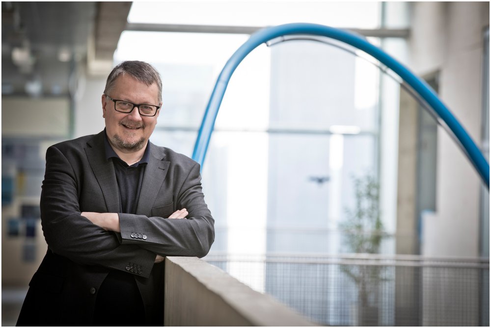 TU Graz-Forscher mit verschränkten Armen und Brille