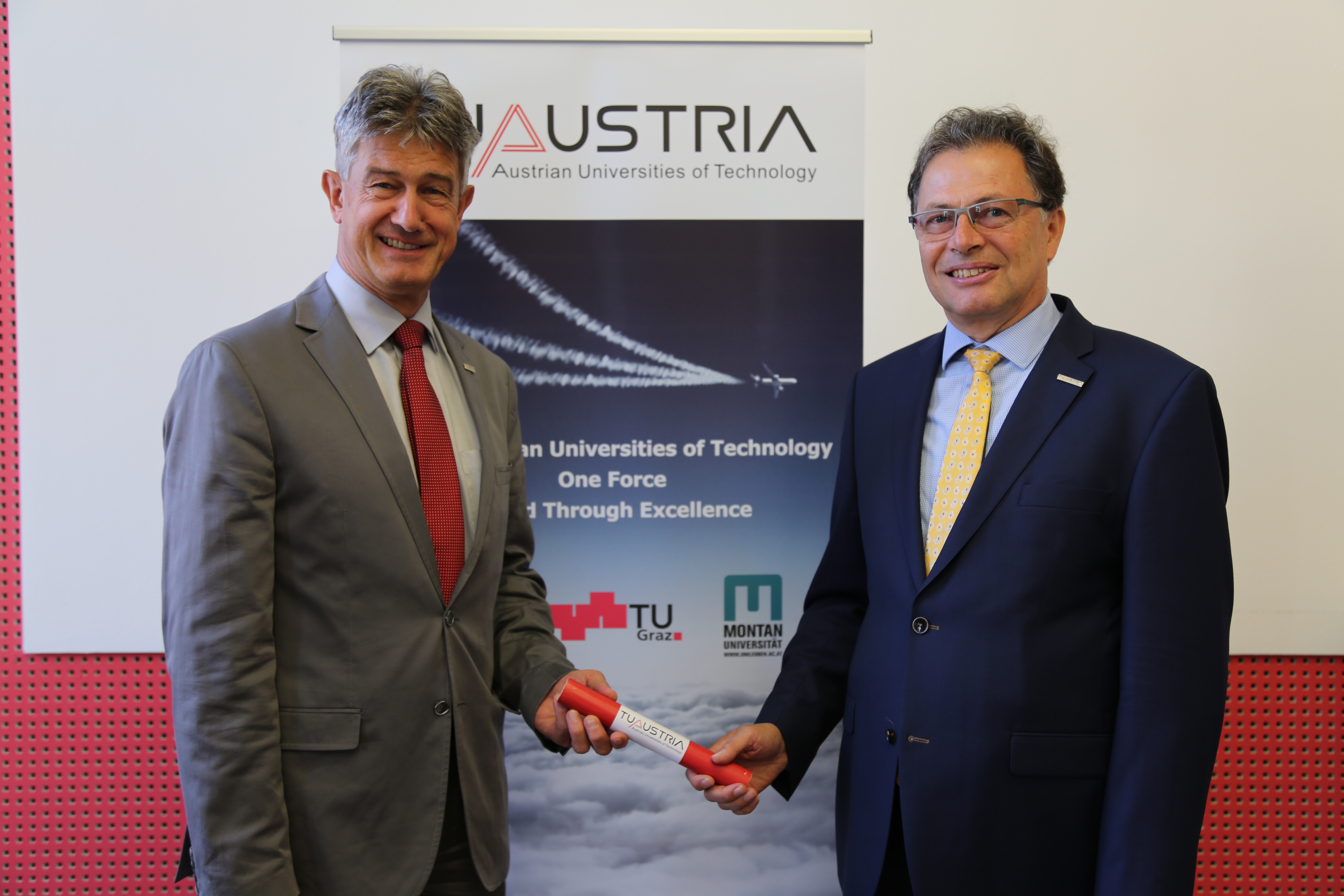 Montanuni-Rektor Wilfried Eichlseder (rechts) übernimmt mit einer symbolischen "Staffel" die Präsidentschaft der TU Austria von TU Graz-Rektor Harald Kainz (links).