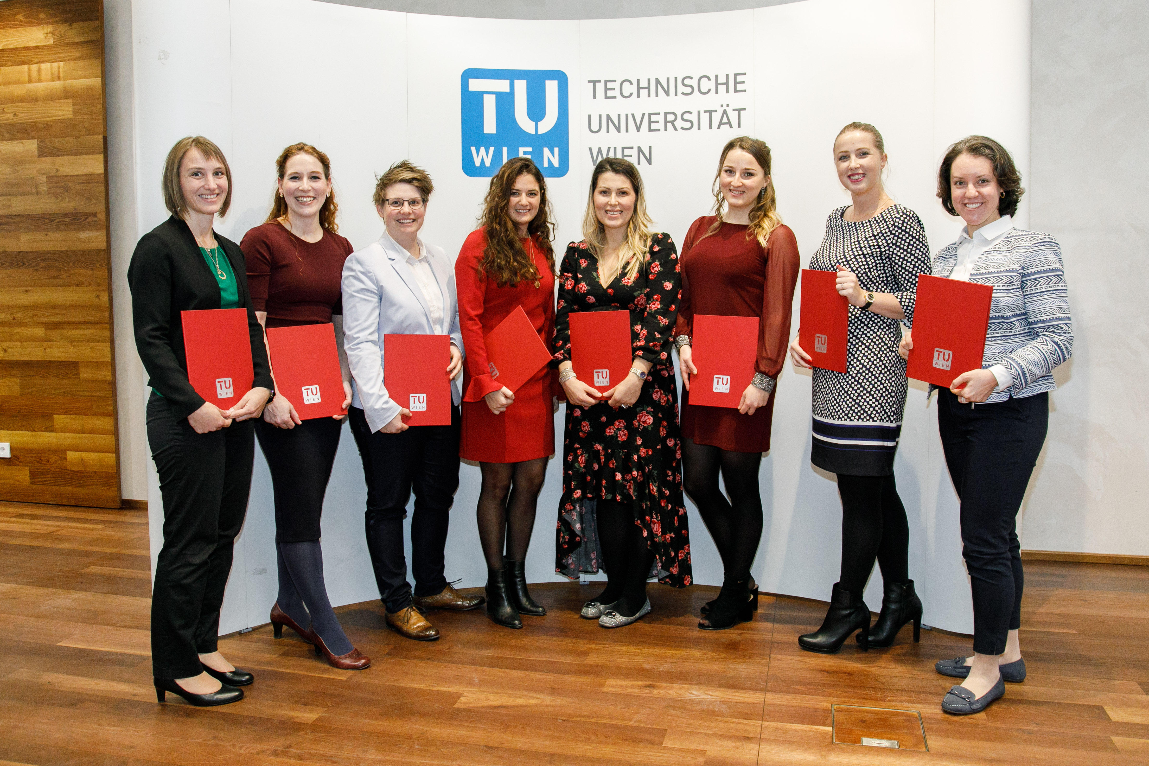 Gruppe von Frauen vor TU Wien Logo, Absolventinnen des MSc Renewable Energy Systems 