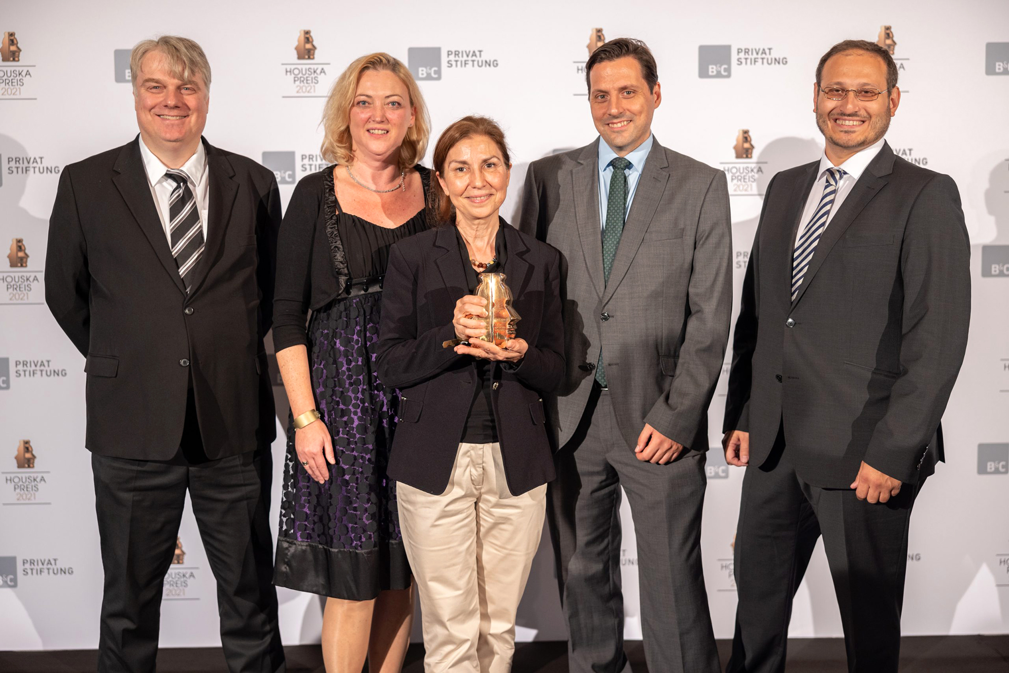 Golta Khatibi hält den Houska-Award in der Hand. Im Hintergrund ihr 4-köpfiges Team. 