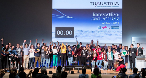 Die große Abschlusspräsentation des TUA Innovations-Marathons 2019 mit allen Beteiligten auf der Bühne