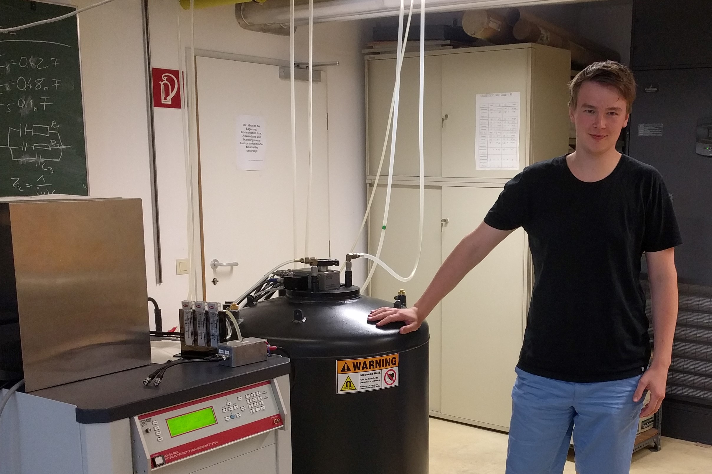 Lukas Weymann standing in the lab at TU Wien 