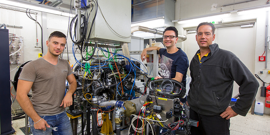 Drei Männer im Labor am Institut für Verbrennungskraftmaschinen und Thermodynamik der TU Graz.